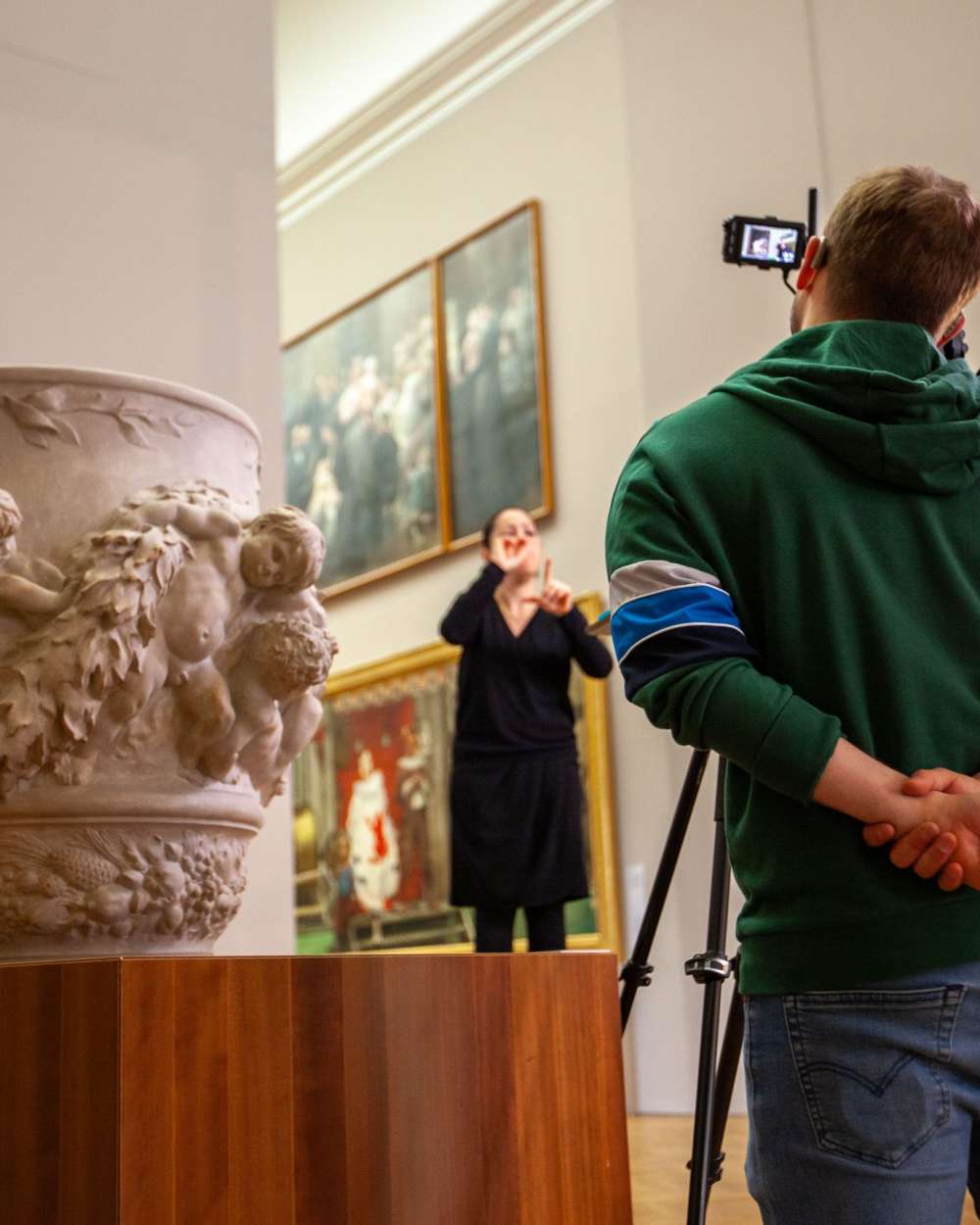 Traductrice en langue des signes dans un musée